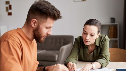 Vertragsunterlagen müssen immer schriftlich verfasst werden. (Foto: © stock.adobe.com/Seventyfour) Zwei junge Menschen am Schreibtisch.