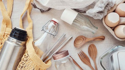 Auf Plastik zu verzichten heißt der Umwelt etwas Gutes zu tun. (Foto: © stock.adobe.com/sewcream) Diverse plastikfreie Alternativen auf einen Blick, bspw. Glasstrohhalme und Gemüsenetze.
