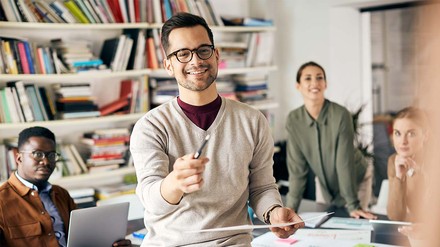 Ob alleine oder im Team – in diesem Berufsfeld wird es nicht langweilig. (Foto: © stock.adobe.com/drazen) Vier Menschen beim Teammeeting.