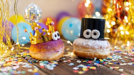 Ob nur für dich, deine Freund:innen oder eine Party – Krapfen gehen immer. (Foto: © stock.adobe.com/ChristArt) Verzierte Krapfen mit Faschingsdeko.