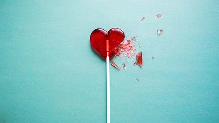 Eine Trennung zu verarbeiten brauch Zeit. (Foto: © stock.adobe.com/stasknop) Roter Herzlutscher, leicht angebrochen.