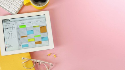 Vor allem beim Semesterstart wichtig: Planung. (Foto: © stock.adobe.com/New Africa) Schreibtisch mit Kaffee, Brille und Stundenplan.