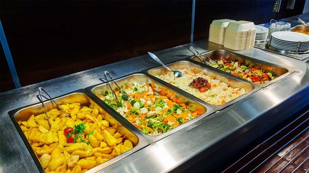 Günstig essen – als Studierende:r in Hamburg kein Problem. (Foto: © stock.adobe.com/vladimirnenezic) Sicht auf Mensabuffet.