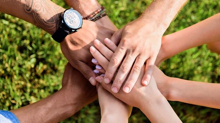 Lust auf Gemeinschaft und Zusammenhalt? (Foto: © stock.adobe.com/LIGHTFIELD STUDIOS) Hände, die aufeinander liegen.
