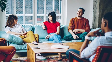 Ein Kennenlerngespräch ist wichtig, bevor ihr euch für ein neues WG-Mitglied entscheidet. (Foto: © stock.adobe.com/BullRun) Mitbewohner in Wohnzimmer