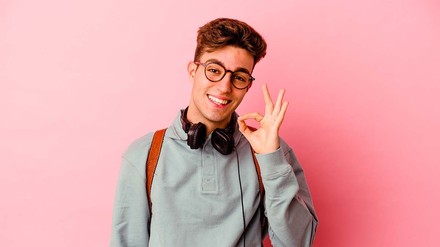 Auch für dich als Student:in können Versicherungen nützlich sein. (Foto: © stock.adobe.com/Asier) happy Student