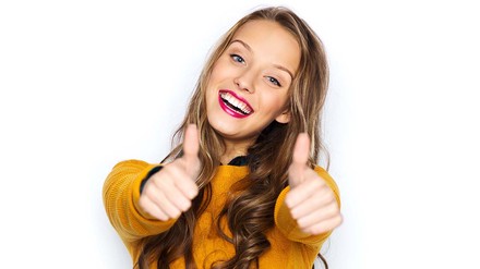 Auch als Student:in bekommst du jetzt Unterstützung bei den Energiepreisen. (Foto: © stock.adobe.com/Syda Productions) Studentin zeigt beide Daumen hoch