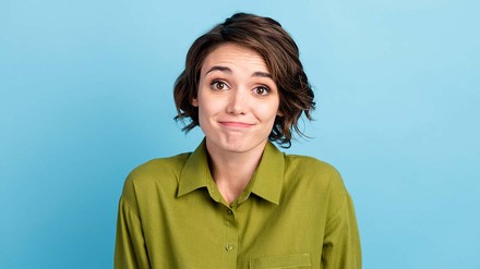 Dein Studiengang ist nichts für dich? – Dann kannst du das Fach wechseln. (Foto: © stock.adobe.com/deagreez) Studentin, die fragend guckt.