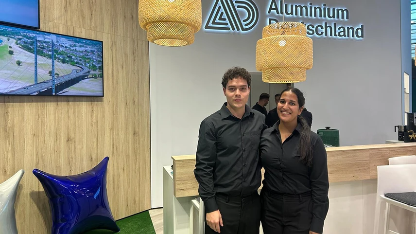 Christian und Atiye unterstützen unseren Kunden im Service am Messestand auf der ALUMINIUM 2026 in Düsseldorf.