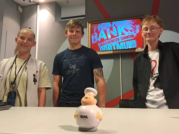 Neben unseren Team aus Student:innen hat sich wohl auch Buhl-Bert unauffällig in die Ausstellung geschlichen. Er scheint äußerst Kunstinteressiert zu sein.