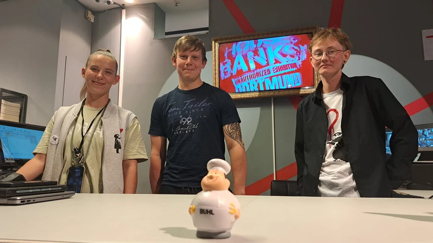 Neben unseren Team aus Student:innen hat sich wohl auch Buhl-Bert unauffällig in die Ausstellung geschlichen. Er scheint äußerst Kunstinteressiert zu sein.