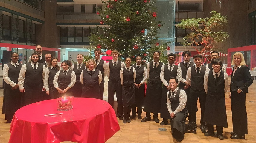 Mitarbeiter von STUDENTpartout stehen zusammen auf der Weihnachtsfeier in Mönchengladbach
