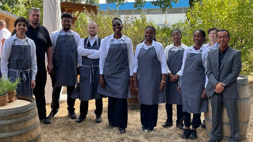 Auch Genuss & Harmonie war direkt vor Ort vertreten. Auf dem Foto ist rechts Gastronomieleiter Herr Fuchs zu sehen, links unser Serviceleiter. Dazwischen steht unser motiviertes Küchen- und Service-Team.