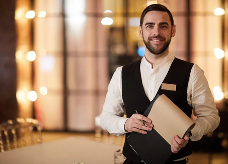 Student als Servicekraft in einem Restaurant