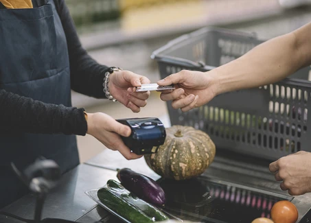 Lebensmittel werden bezahlt mit EC-Karte