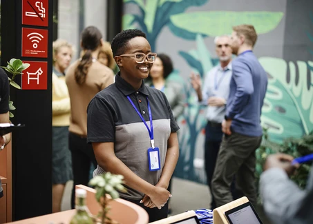 Student als Host auf einer Messe.