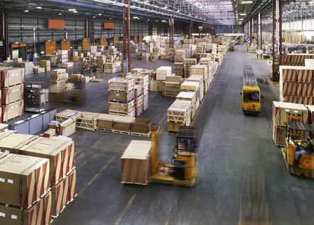 Warenlager mit Gabelstaplern