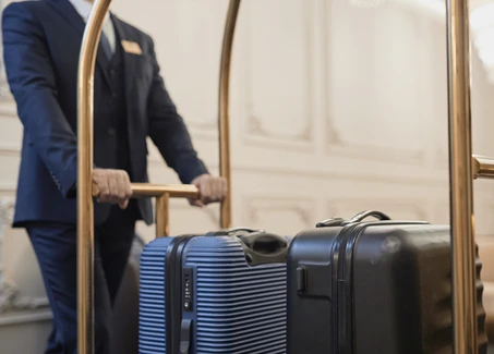 Kofferwagen in einem Hotel mit Page