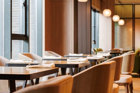 Leere Tische in einem Restaurant