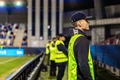 Junger Student als Sicherheitskraft in einem Fußballstadion