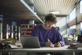 Studierender lernt in Bibliothek