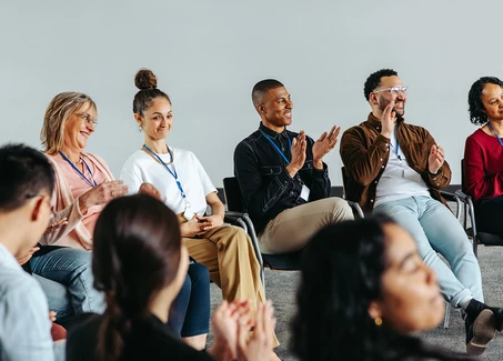 Sitzkreis mit mehreren Personen