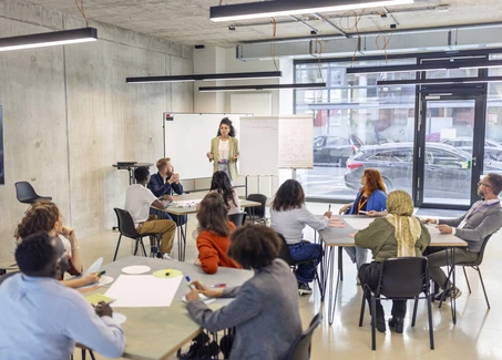 Business Seminar mit mehreren Beteiligten