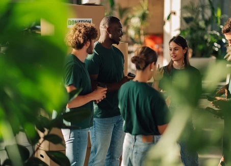 Studierende unterhalten sich auf einer Messe