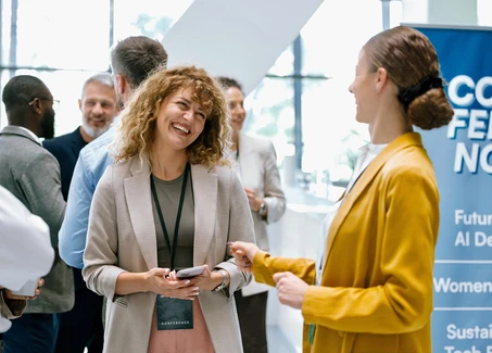 Zwei Frauen unterhalten sich auf einer Messe