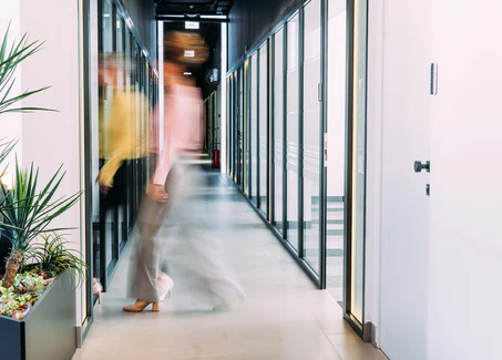 Zwei Mitarbeiter von Studentpartout auf dem Flur eines Büros