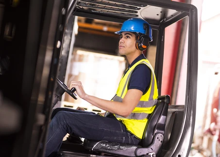 Studierender von Studentpartout fährt Gabelstapler