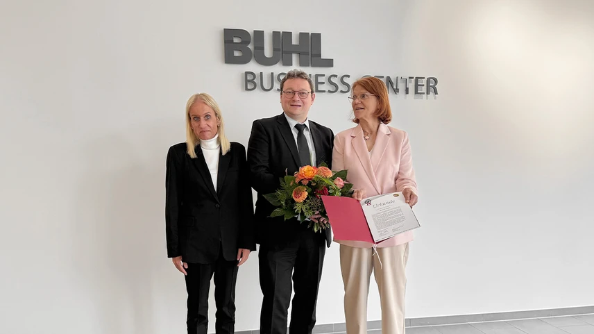 Gemeinsam mit Charlotte Buhl und Daniela Müller feierte Ulf Lampke sein Jubiläum in der Buhl Gruppe.