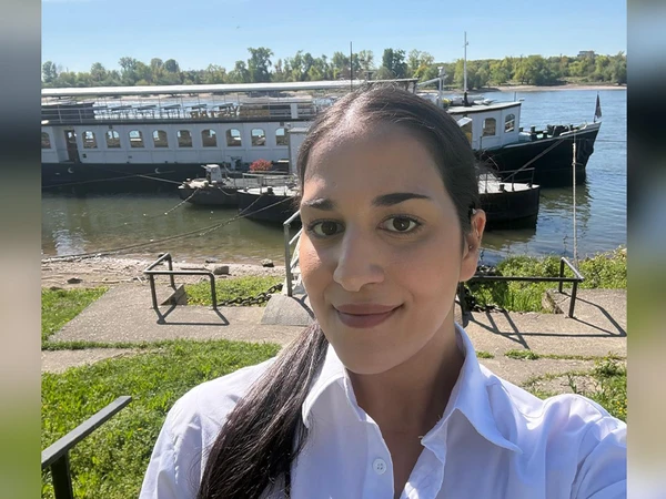 Unsere Mitarbeiterin Atiye Azizi mit der MS Riverstar im Hintergrund.