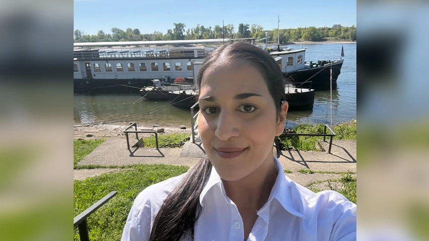 Unsere Mitarbeiterin Atiye Azizi mit der MS Riverstar im Hintergrund.