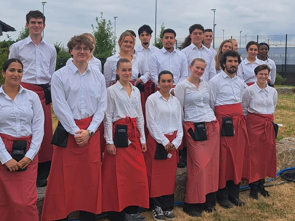 Das Team aus den beiden Niederlassungen in Monheim.