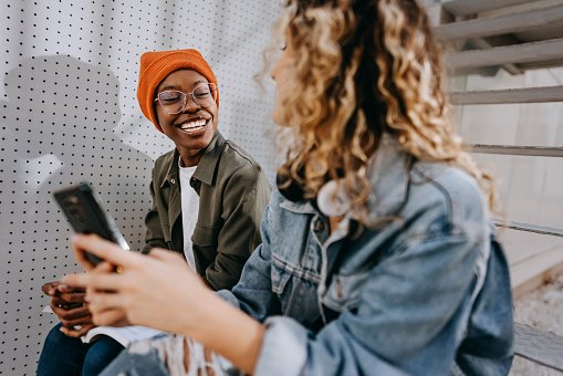 Zwei Frauen unterhalten sich