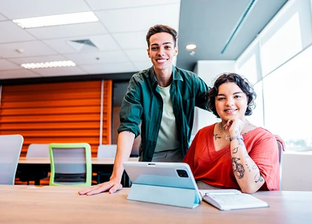 Eine Transperson und eine Frau lernen gemeinsam