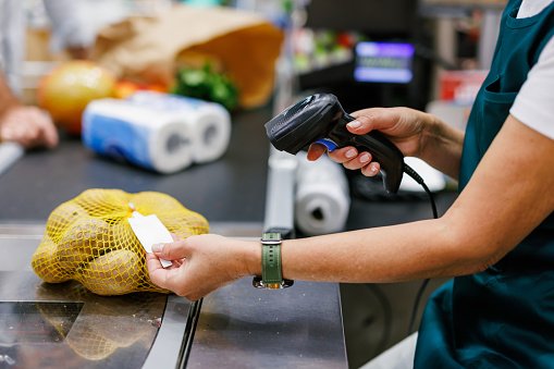 Waren werden gescannt an einer Kasse im Einzelhandel