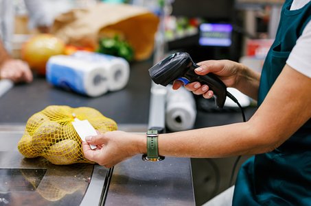 Waren werden gescannt an einer Kasse im Einzelhandel