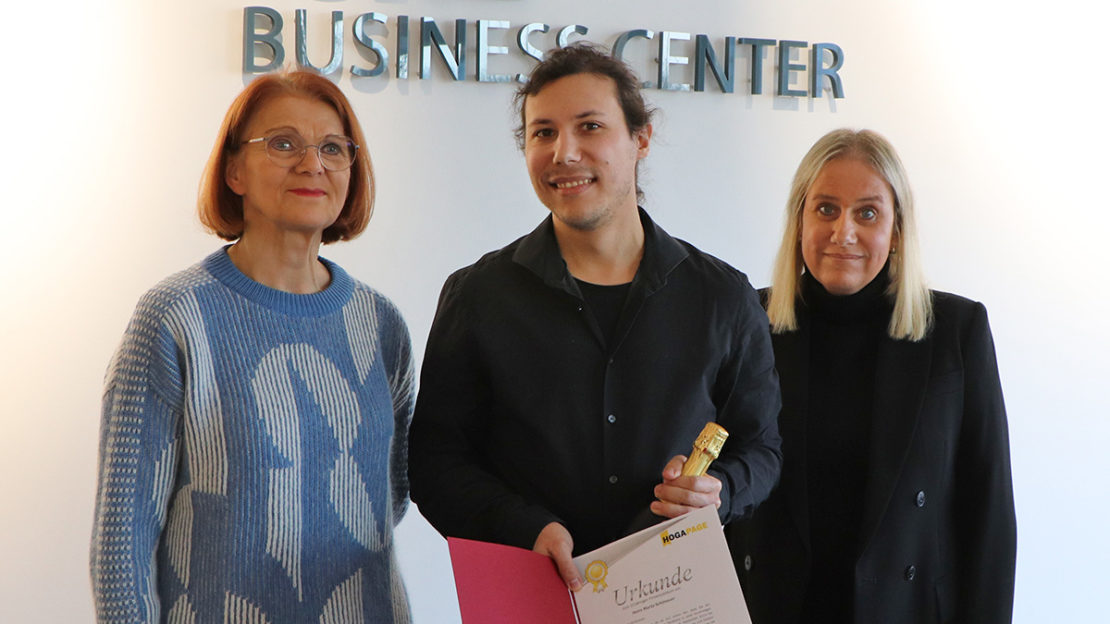 Die geschäftsführende Gesellschafterin der BUHL Gruppe, Charlotte Buhl, sowie Holding-Geschäftsführerin Daniela Müller gratulieren Moritz Schönauer zum 10-jährigen Jubiläum.