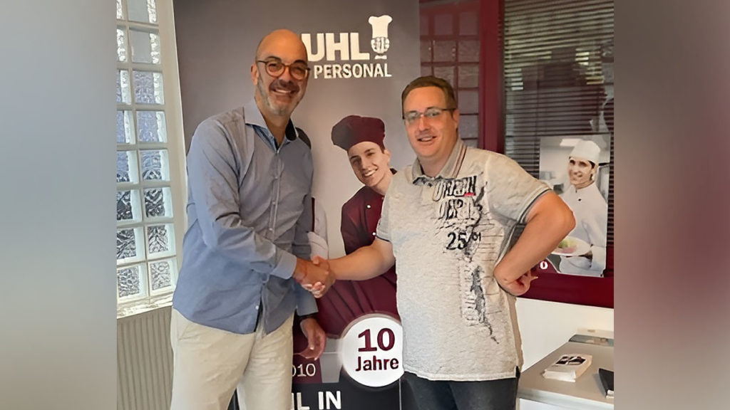 BUHL-Geschäftsführer Matthias Recknagel gratuliert Christian Götz, Niederlassungsleiter Bochum, zum 10-jährigen Firmenjubiläum.