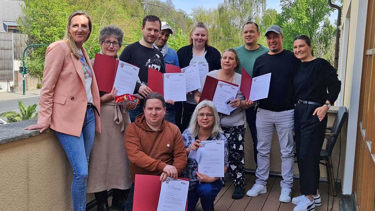 Niederlassungsleiterin Jessica Barlik-Luce gratuliert allen Jubilaren.