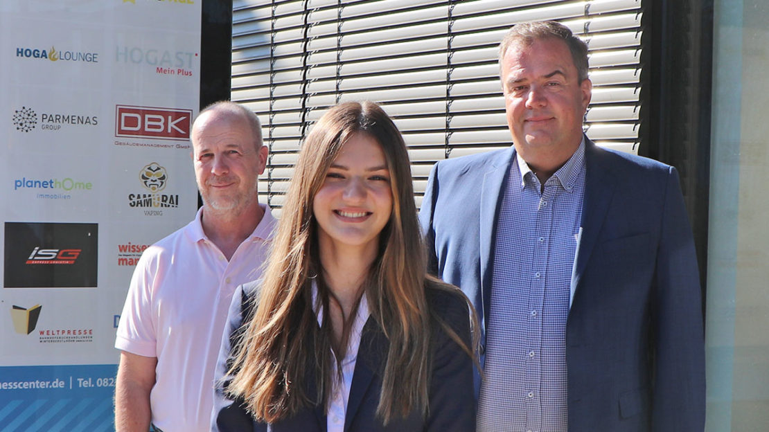 Ein guter Start ins Berufsleben: Auszubildende Anna-Lena Feistle wurde von HR-Manager Ulrich Mannes (links) und BUHL Services-Geschäftsführer David Kammel (rechts) begrüßt.