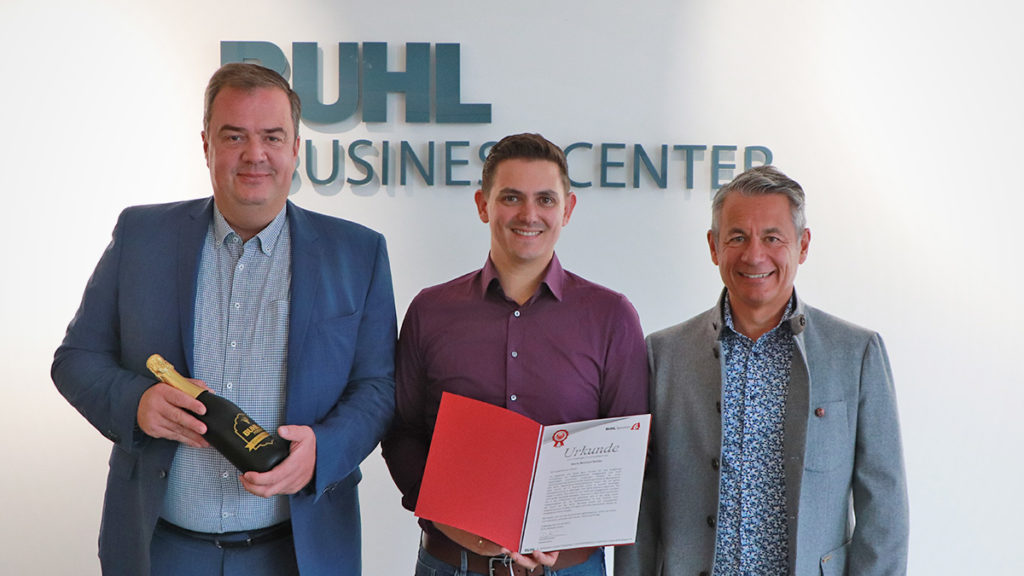 BUHL Services-Geschäftsführer David Kammel (links) und IT-Leiter Peter Fuchs (rechts) gratulierten Michael Seitler zu seinem 10-jährigen Firmenjubiläum.