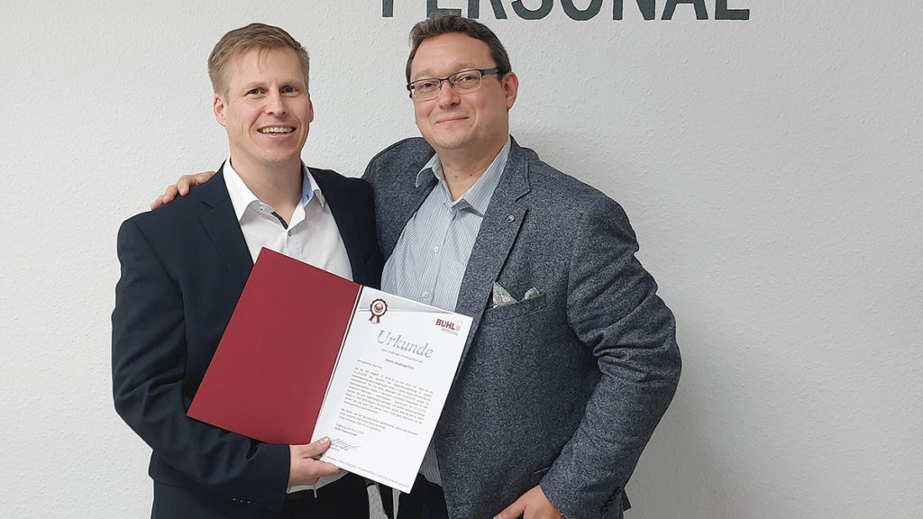STUDENTpartout-Geschäftsführer Ulf Lampke überreichte Regionalleiter Andreas Fritz seine Jubiläumsurkunde.