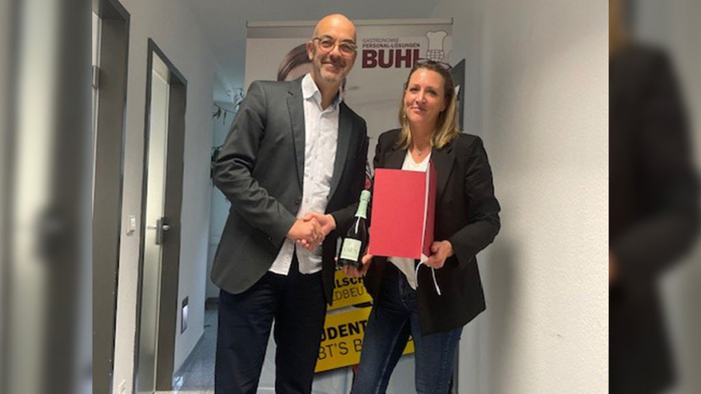 BUHL Personal-Geschäftsführer Matthias Recknagel gratulierte Niederlassungsleitern Jessica Barlik-Luce persönlich.