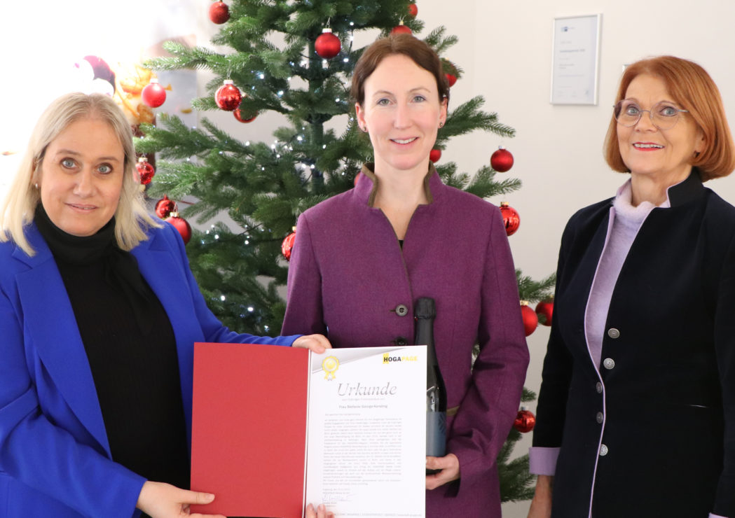 Daniela Müller, Geschäftsführerin BUHL Holding (li.) und Charlotte Buhl, Geschäftsführende Gesellschafterin der BUHL Gruppe (re.) gratulieren Stefanie George-Kersting zum Betriebsjubiläum.