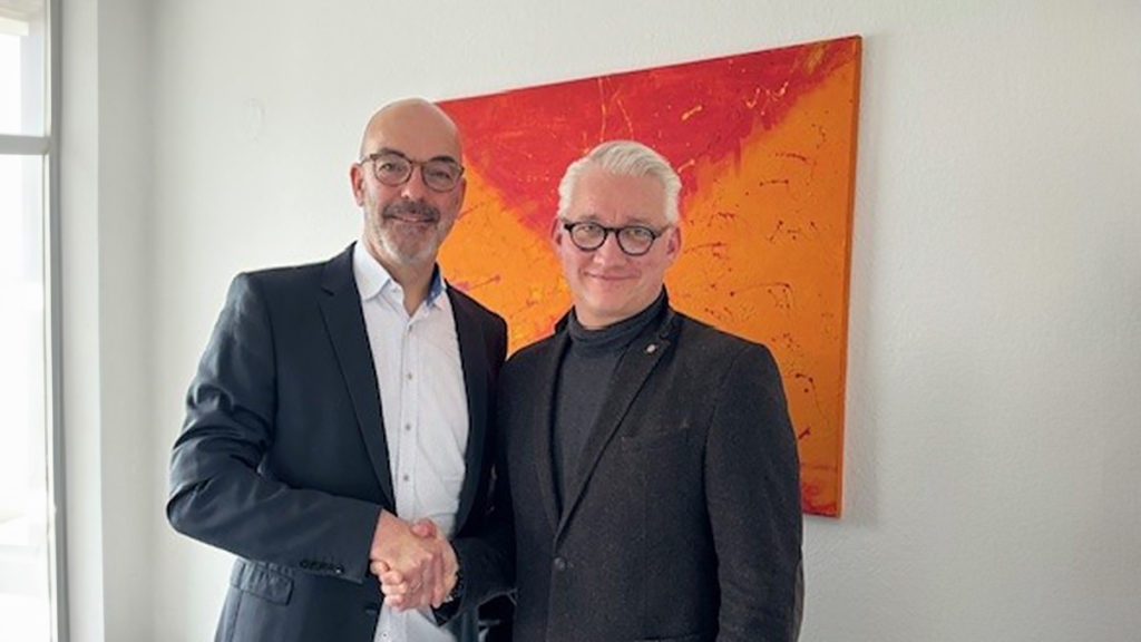 BUHL Personal-Geschäftsführer Matthias Recknagel gratuliert Niederlassungsleiter Boris Kolosch zu seinem 15-jährigen Jubiläum.